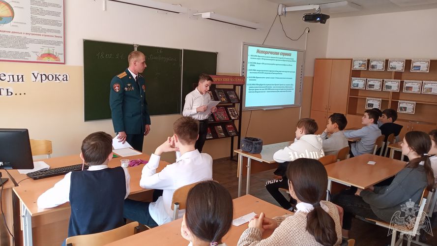 В ГРОЗНОМ В ШКОЛЕ №1 РОСГВАРДИИ ПРОХОДЯТ ТЕМАТИЧЕСКИЕ МЕРОПРИЯТИЯ, ПРИУРОЧЕННЫЕ КО ДНЮ ЗАЩИТНИКА ОТЕЧЕСТВА