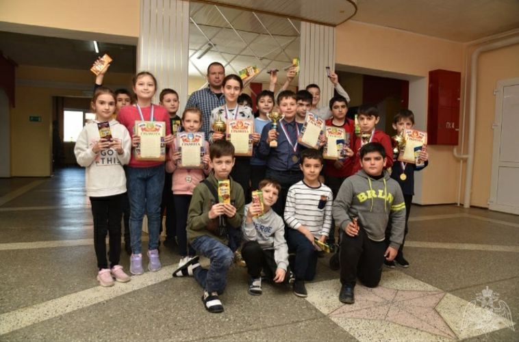 В ГРОЗНОМ РОСГВАРДЕЙЦЫ ОРГАНИЗОВАЛИ ДЛЯ ШКОЛЬНИКОВ ТУРНИР ПО ШАХМАТАМ, ПРИУРОЧЕННЫЙ К МЕЖДУНАРОДНОМУ ЖЕНСКОМУ ДНЮ