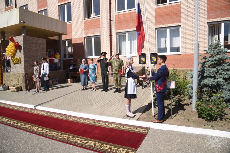 В ГРОЗНОМ СОСТОЯЛСЯ ПОСЛЕДНИЙ ЗВОНОК ДЛЯ ВЫПУСКНИКОВ ШКОЛЫ РОСГВАРДИИ