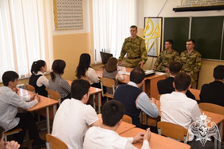 Курсанты Росгвардии рассказали грозненским школьникам о ведомственном вузе