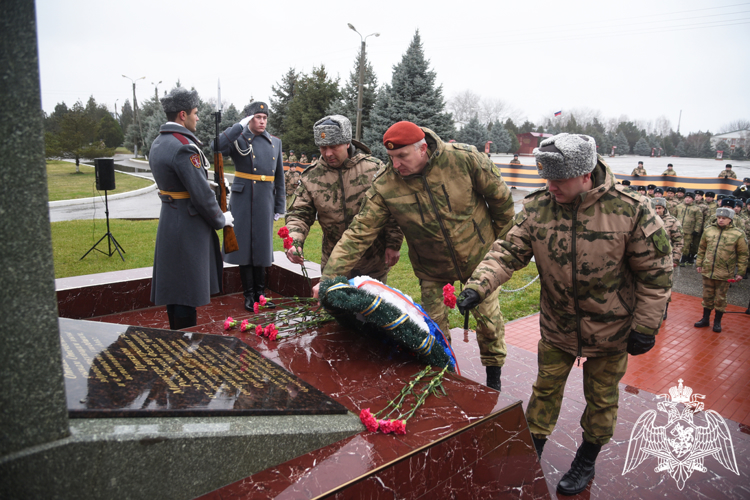  В Грозном ученики школы Росгвардии отдали дань уважения подвигам Героев Отечества