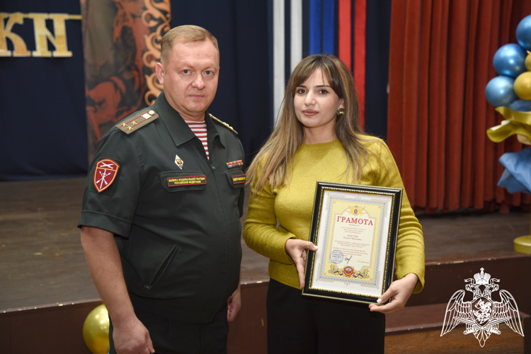 Военнослужащие Росгвардии в Грозном поздравили педагогов ведомственной школы с Днем учителя