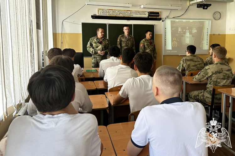  ​ Курсанты Новосибирского военного института Росгвардии провели профориентационное занятие с грозненскими школьниками