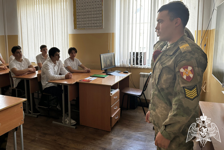 ​ Курсанты Новосибирского военного института Росгвардии провели профориентационное занятие с грозненскими школьниками
