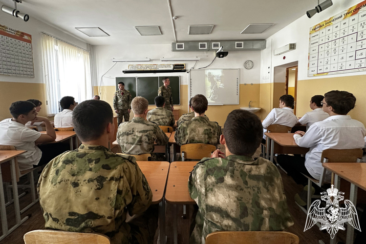  ​ Курсанты Новосибирского военного института Росгвардии провели профориентационное занятие с грозненскими школьниками