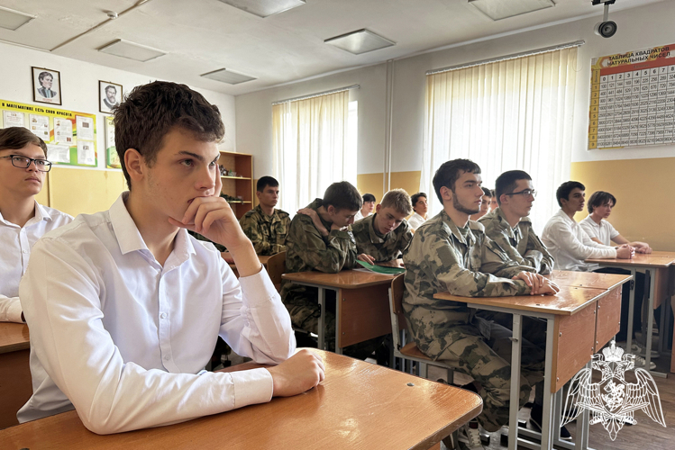  Курсанты Новосибирского военного института Росгвардии провели профориентационное занятие с грозненскими школьниками