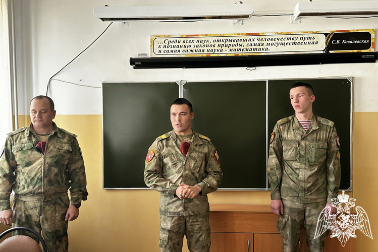  ​ Курсанты Новосибирского военного института Росгвардии провели профориентационное занятие с грозненскими школьниками