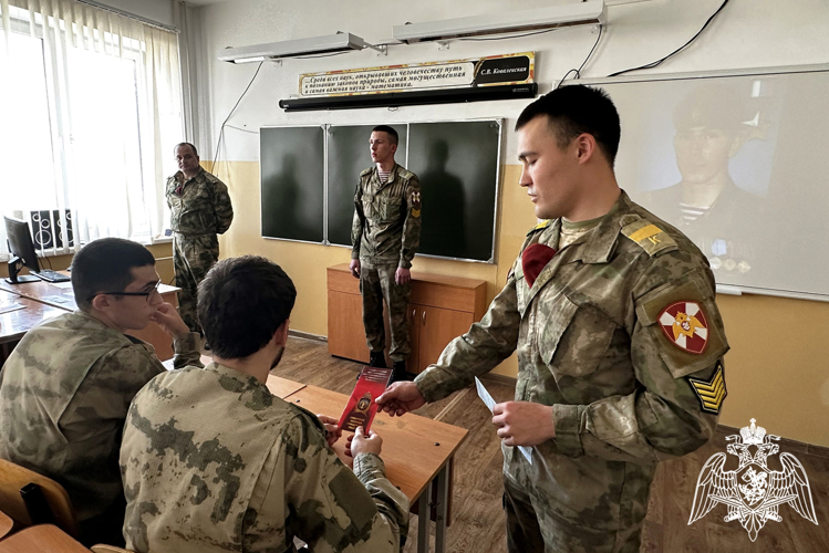  ​ Курсанты Новосибирского военного института Росгвардии провели профориентационное занятие с грозненскими школьниками