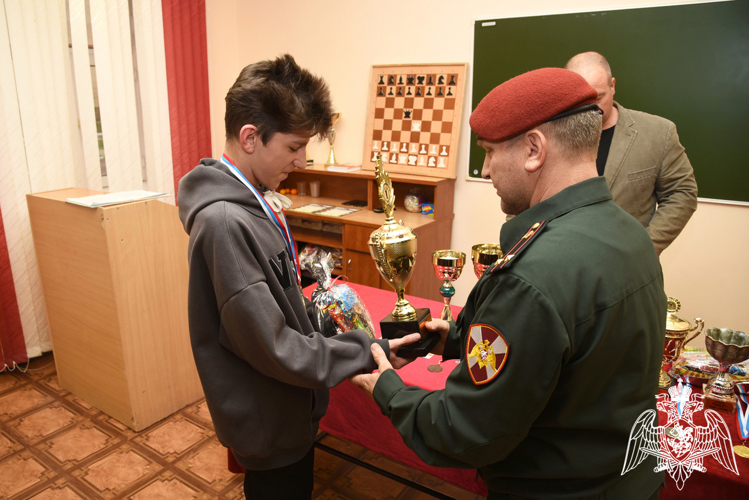 Новогодний шахматный турнир среди учащихся школы Росгвардии состоялся в Грозном 