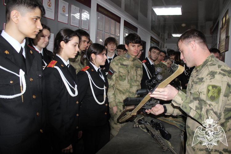 Воинские подразделения открыли свои двери учащимся школы