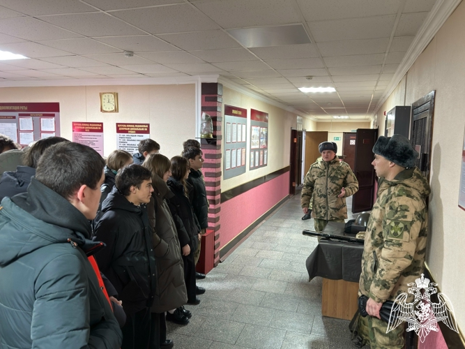 Воинские подразделения открыли свои двери учащимся школы