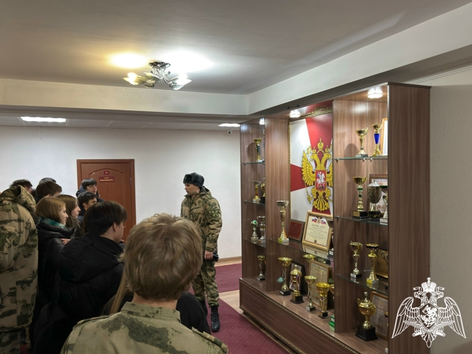 Воинские подразделения открыли свои двери учащимся школы
