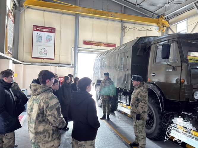 Воинские подразделения открыли свои двери учащимся школы